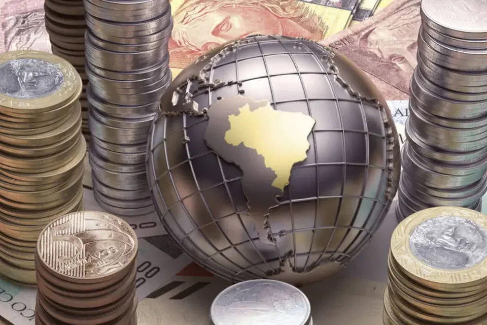 Aprende cómo invertir en Europa desde América Latina en 2026. Descubre opciones, ventajas, riesgos y estrategias para diversificar tu patrimonio internacionalmente.